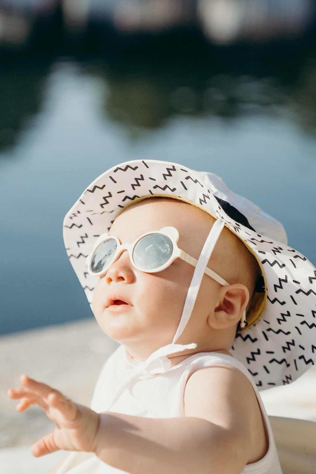 KiETLA OurSon slnecne okuliare s klobucikom